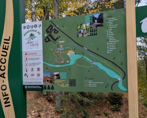 Panneaux d'accueil au Mont Radar et au Parc de la Chute Sainte-Agathe